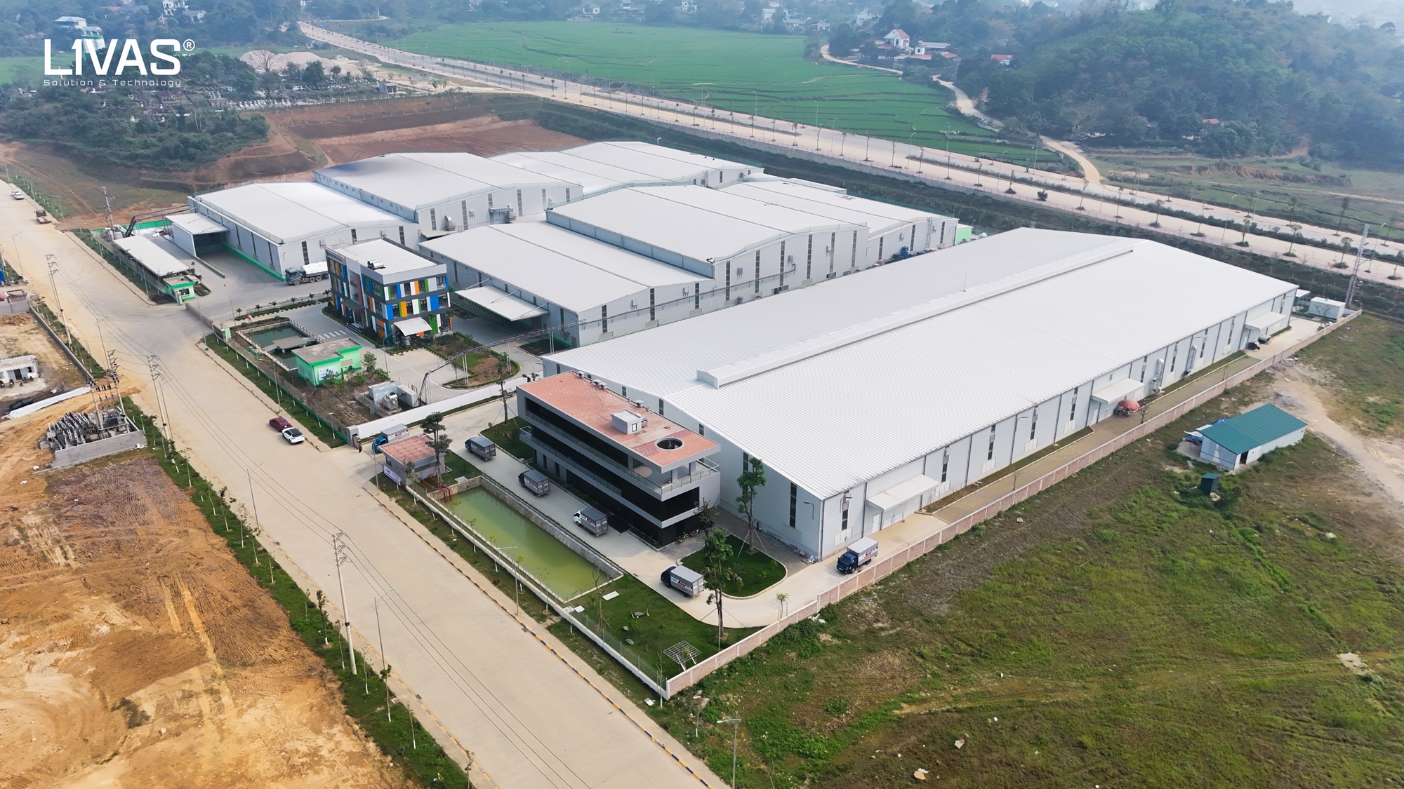 4 nhà máy, 4 kho hàng
tại 3 miền
